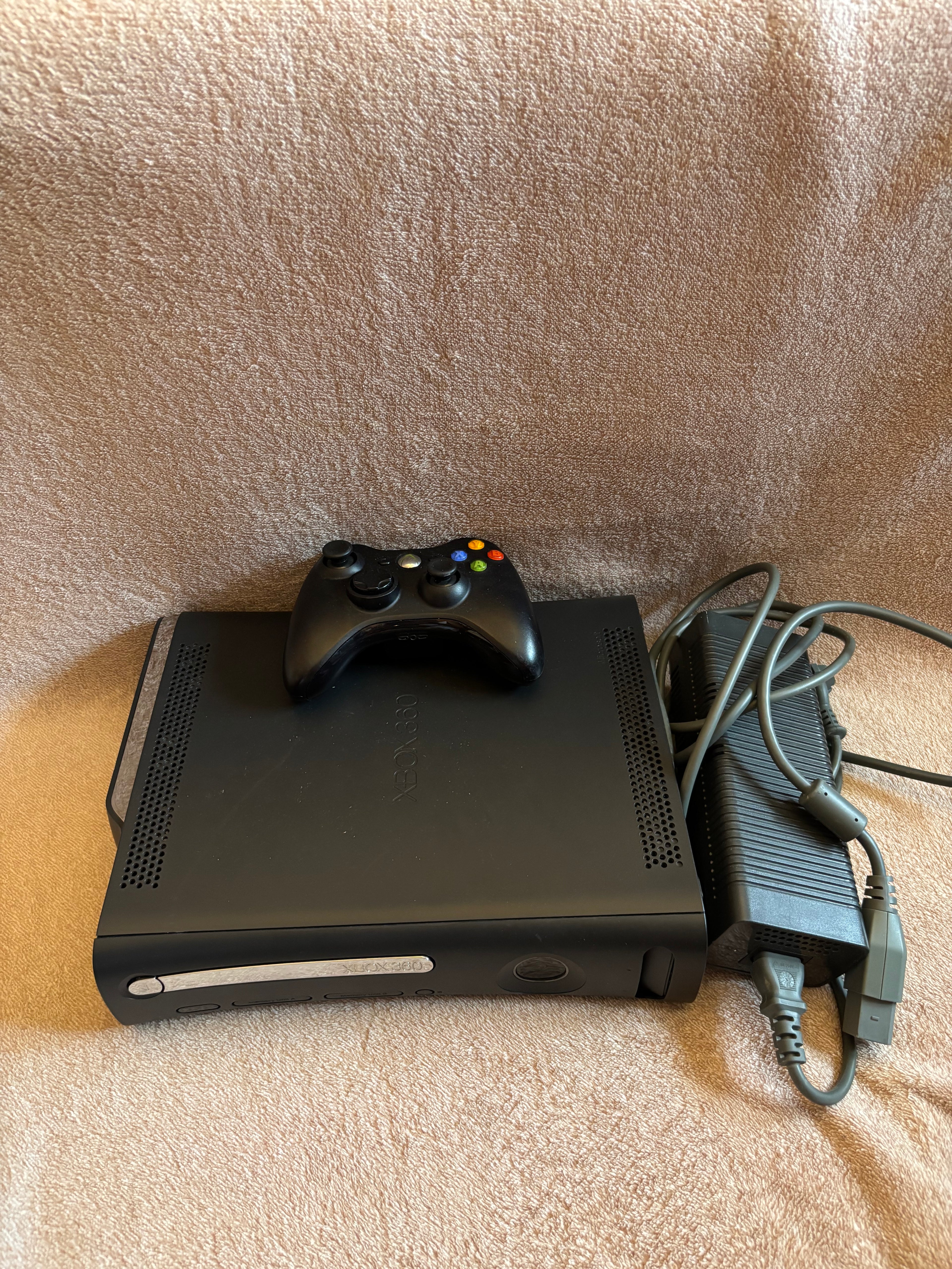 Xbox 360 FAT 120GB konzol - 1db kontrollerrel, tápegységgel, telepített játékokkal (használt)
