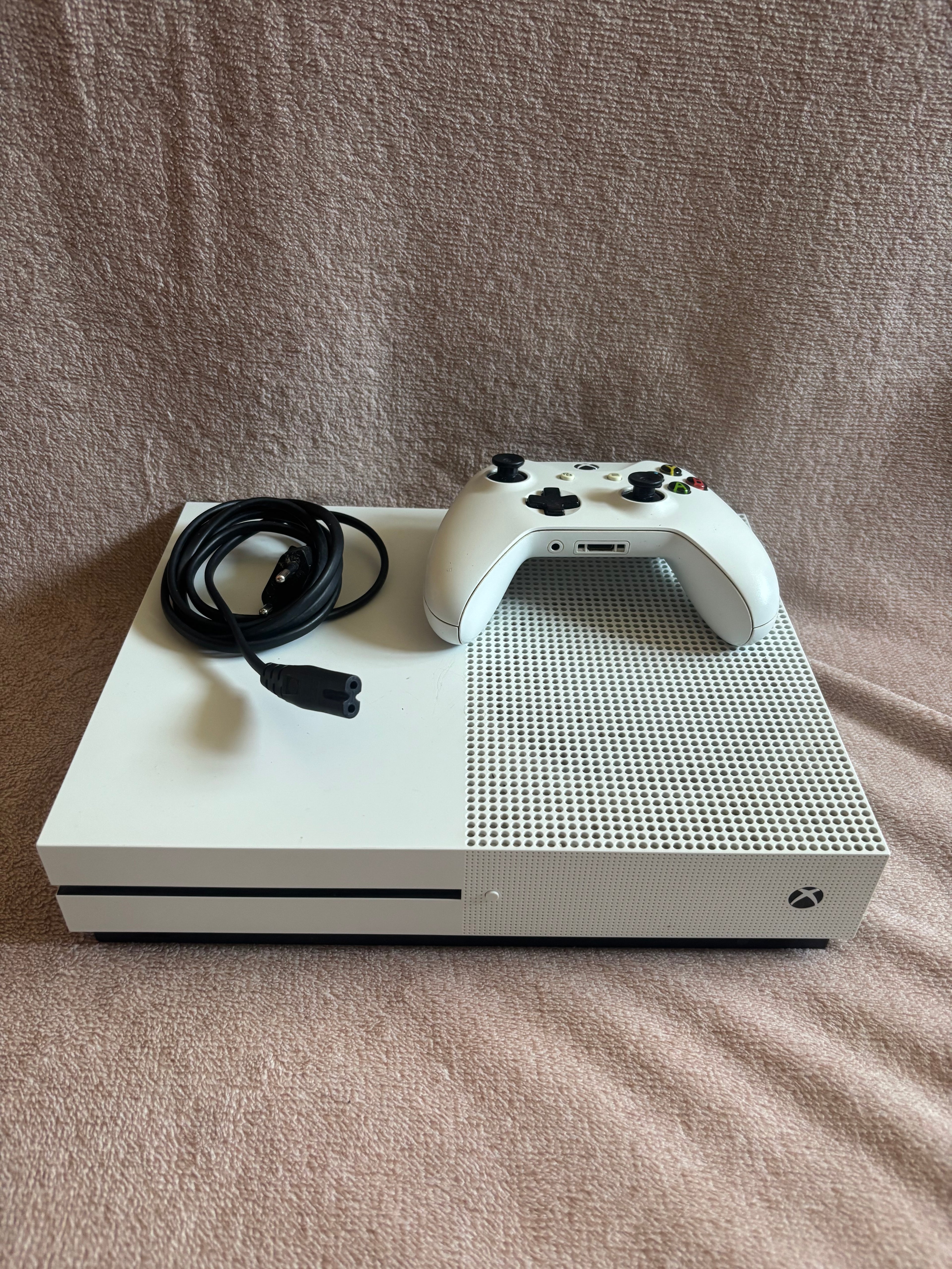 Xbox One S 1TB konzol - 1db kontrollerrel, tápkábellel (használt)
